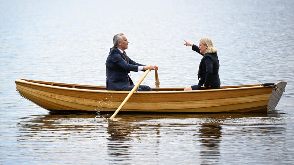 Schwedens Ministerpräsidentin Magdalena Andersson (r.) und Nato-Generalsekretär Jens Stoltenberg (l.) in einem Boot