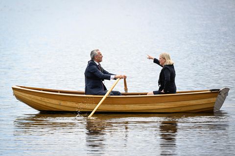 Schwedens Ministerpräsidentin Magdalena Andersson (r.) und Nato-Generalsekretär Jens Stoltenberg (l.) in einem Boot