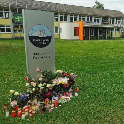 Bei einer Amokfahrt in Berlin starb eine Klassenlehrerin aus dem hessischen Bad Arolsen. Mehrere Schüler wurden schwer verletzt. Vor der Gedenkstelle bleiben immer wieder Menschen stehen, halten inne oder legen Blumen und Kerzen nieder
