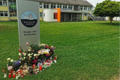 Bei einer Amokfahrt in Berlin starb eine Klassenlehrerin aus dem hessischen Bad Arolsen. Mehrere Schüler wurden schwer verletzt. Vor der Gedenkstelle bleiben immer wieder Menschen stehen, halten inne oder legen Blumen und Kerzen nieder