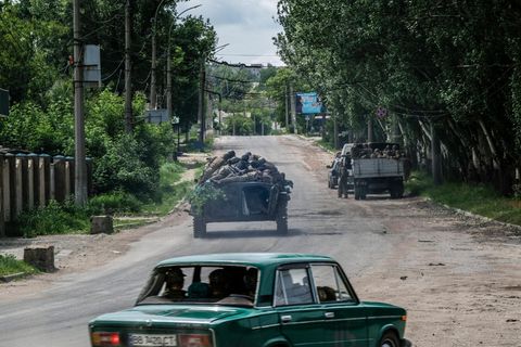 Ukrainische Soldaten fahren durch Lyssytschansk. Die Zwillingsstadt von Sjewjerodonezk auf der anderen Flussseite ist inzwischen ebenfalls weitgehend zerstört