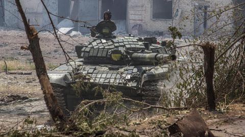 Ein ukrainischer Panzer an der Frontlinie in Sjewjerodonezk