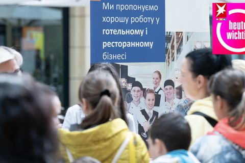 Ukrainische Flüchtlinge nehmen an einer Jobbörse in Dresden teil