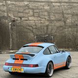 Der Everrati Porsche 911 (964) hat die legendäre Gulf-Oil-
Lackierung