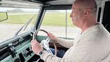 Der Everrati Land Rover Defender Series IIa fährt sich wie das 
Original