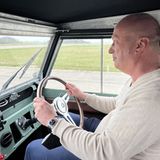 Der Everrati Land Rover Defender Series IIa fährt sich wie das 
Original