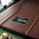 Auch der Everrati Land Rover Defender Series IIa ist mir viel 
Liebe restauriert