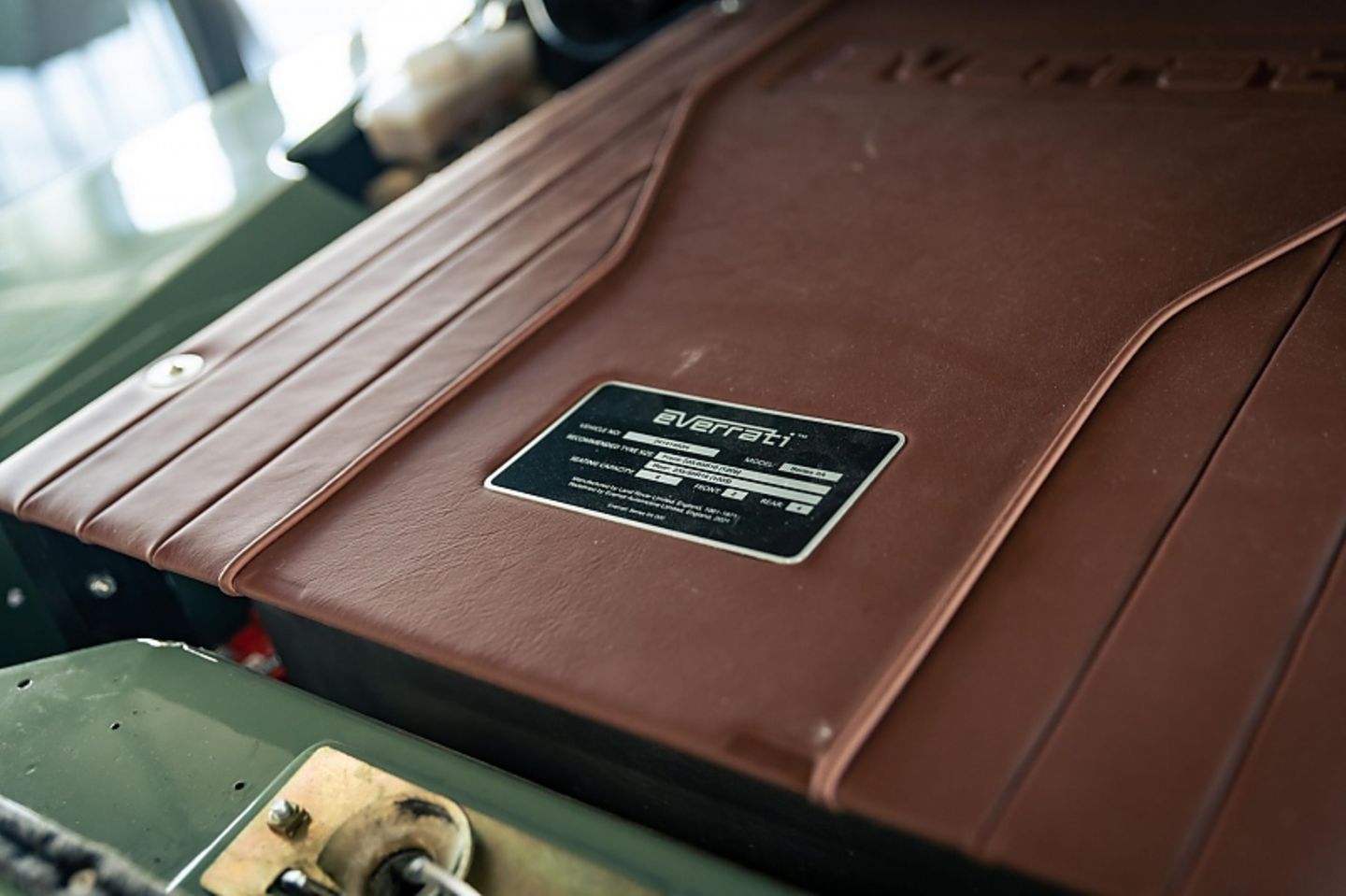 Auch der Everrati Land Rover Defender Series IIa ist mir viel 
Liebe restauriert