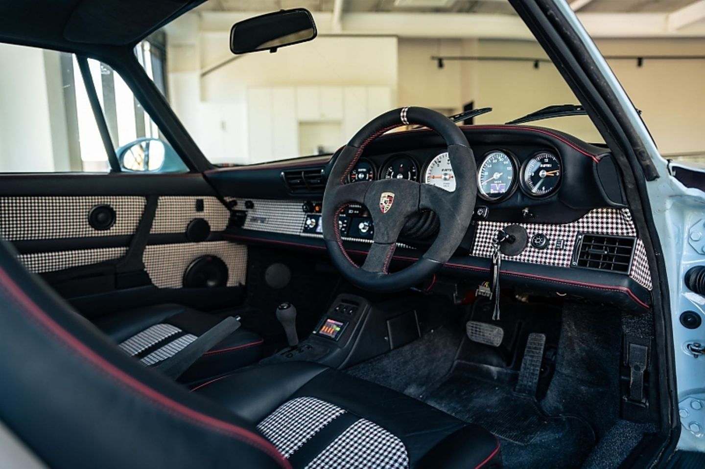Beim Everrati Porsche 911 (964) Gulf Edition passt jedes Detail