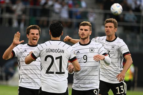 Ilkay Gündogan jubelt nach dem verwandelten Strafstoß zum 2:0 gegen Italien