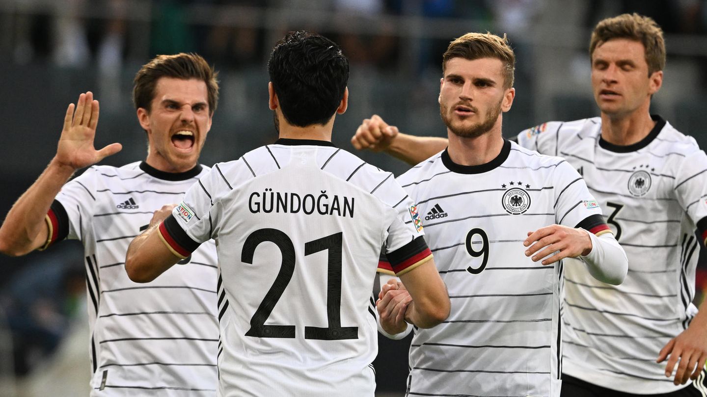 Ilkay Gündogan jubelt nach dem verwandelten Strafstoß zum 2:0 gegen Italien