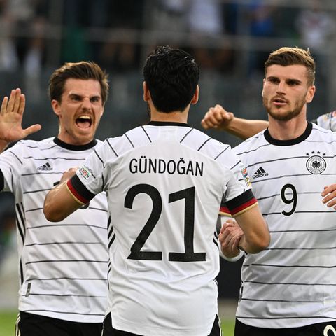 Ilkay Gündogan jubelt nach dem verwandelten Strafstoß zum 2:0 gegen Italien