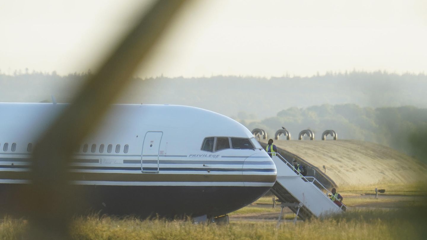 Eine Boeing 767 steht auf der Basis MoD Boscombe Down, in der Nähe von Salisbury.