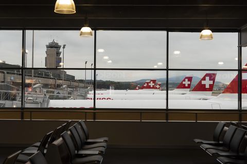 Schweiz, Zürich: Flugzeuge der Swiss-Airline stehen geparkt am Flughafen