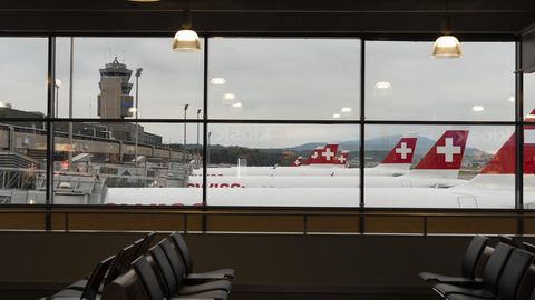 Schweiz, Zürich: Flugzeuge der Swiss-Airline stehen geparkt am Flughafen