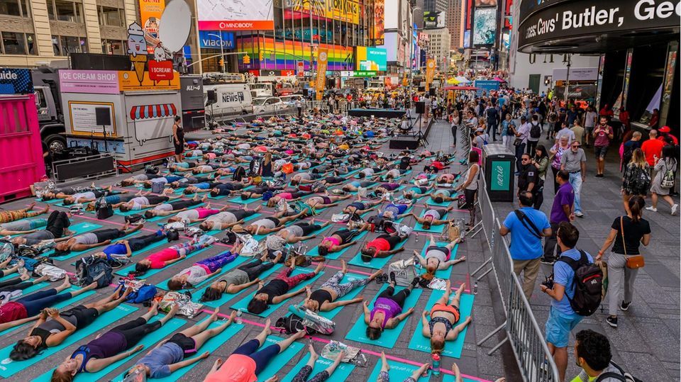 Yoga Weltyogatag New York Frauen üben Yoga auf dem Times Square in New York