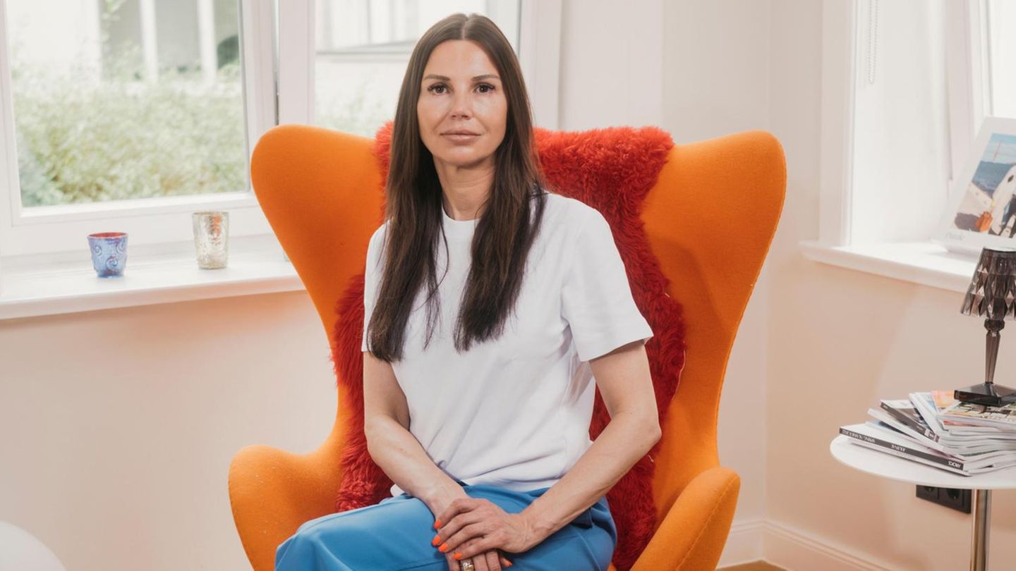 Teresa Enke, Witwe von Nationaltorwart Robert Enke. Fotografiert für die Rubrik Nachfrage bei sich zu Hause in Hannover