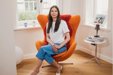Teresa Enke, Witwe von Nationaltorwart Robert Enke. Fotografiert für die Rubrik Nachfrage bei sich zu Hause in Hannover