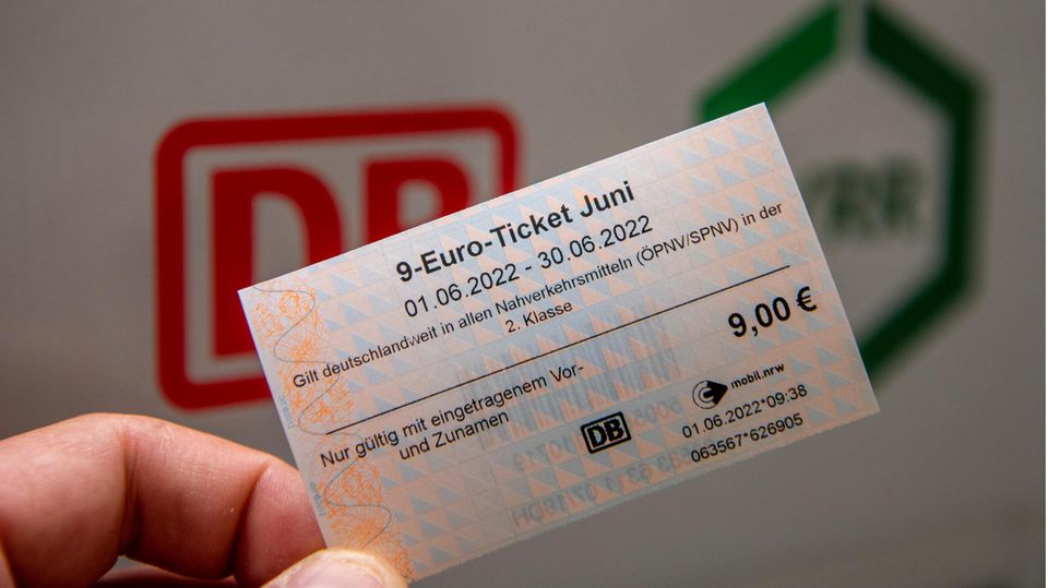 Eine Hand hält ein 9-Euro-Ticket hoch