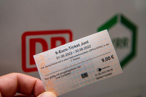 Eine Hand hält ein 9-Euro-Ticket hoch