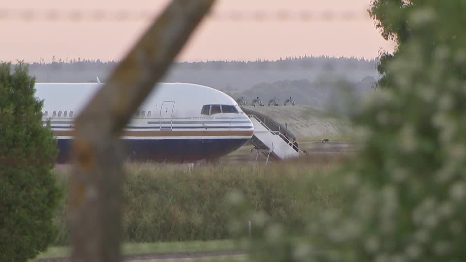 Video: Abschiebeflug von Großbritannien nach Ruanda gestoppt Video: Abschiebeflug von Großbritannien nach Ruanda gestoppt