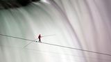 15. Juni 2012: Als erster Mensch — Nik Wallenda überquert die Niagarafälle an ihrer gefährlichsten Stelle  "Wer nicht in meine Familie geboren wurde, kann das kaum verstehen", sagte Nik Wallenda einmal über seine Berufung. "Aber mein Urgroßvater hat immer gesagt, das Leben spiele sich auf dem Seil ab. Alles andere ist nur Warten darauf." Am 15. Juni 2012 hat das Warten für den damals 33 Jahre alten Akrobaten ein Ende: Vor den Augen der Weltöffentlichkeit und seiner drei Kinder im Alter zwischen neun und 14 Jahren besteigt er ein Drahtseil und balanciert — durch eine mit dem Seil verbundene Leine gesichert — in 60 Meter Höhe über die Niagarafälle. Der Wind und die Dunstwolken des Wassers machen ihm dabei schwer zu schaffen. 25 Minuten braucht Wallenda, dann hat er die andere Seite der 550 Meter langen Strecke über die Horseshoe Falls (Hufeisenfälle), wie die gefährlichste Stelle des Naturwunders genannt wird, erreicht.  Wallenda ist 2012 erste Mensch seit mehr als hundert Jahren, der die Niagara-Fälle an der Grenze zwischen den USA und Kanada überquert. Mindestens 14 Akrobaten hatten es im 19. Jahrhundert an einer ruhigeren Stelle versucht, bevor ein Verbot erlassen wurde. Wallenda, der mehrere Weltrekorde als Balanceur hält, ist der erste, bei dem eine Ausnahme gemacht wurde.