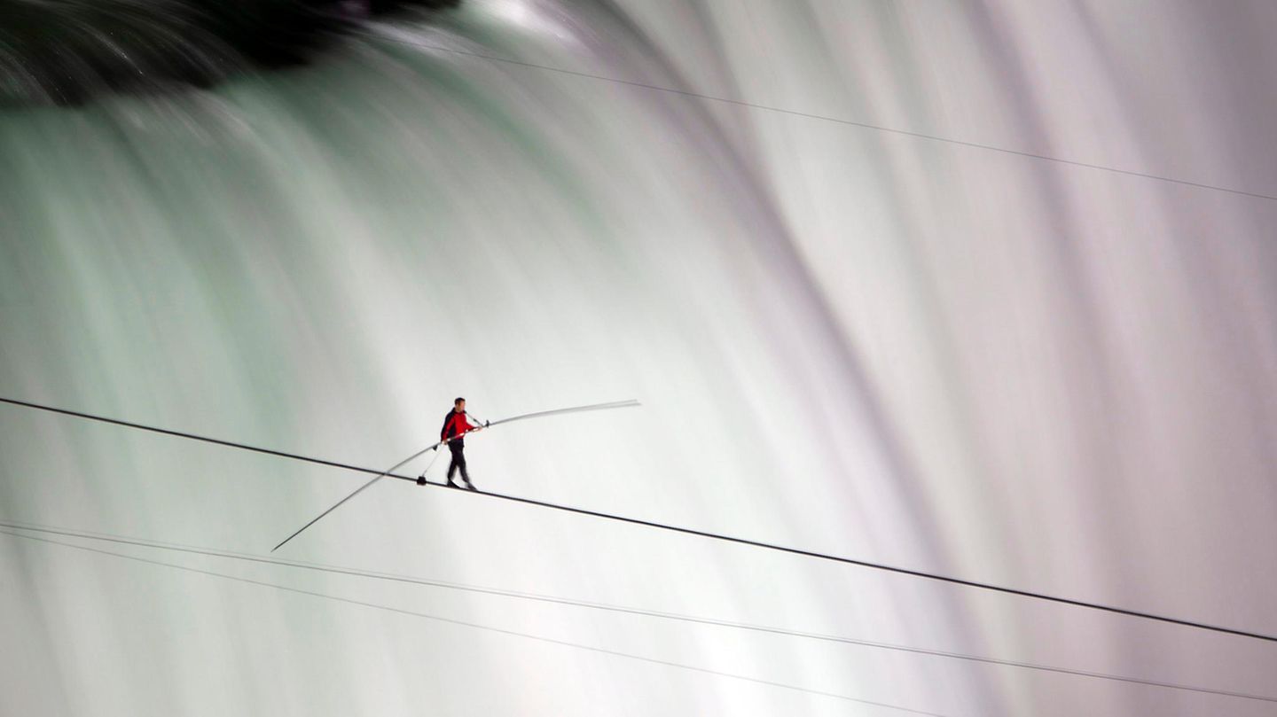 Bilder der Weltgeschichte: 15. Juni 2012: Als erster Mensch — Nik Wallenda überquert die Niagarafälle an ihrer gefährlichsten Stelle "Wer nicht in meine Familie geboren wurde, kann das kaum verstehen", sagte Nik Wallenda einmal über seine Berufung. "Aber mein Urgroßvater hat immer gesagt, das Leben spiele sich auf dem Seil ab. Alles andere ist nur Warten darauf." Am 15. Juni 2012 hat das Warten für den damals 33 Jahre alten Akrobaten ein Ende: Vor den Augen der Weltöffentlichkeit und seiner drei Kinder im Alter zwischen neun und 14 Jahren besteigt er ein Drahtseil und balanciert — durch eine mit dem Seil verbundene Leine gesichert — in 60 Meter Höhe über die Niagarafälle. Der Wind und die Dunstwolken des Wassers machen ihm dabei schwer zu schaffen. 25 Minuten braucht Wallenda, dann hat er die andere Seite der 550 Meter langen Strecke über die Horseshoe Falls (Hufeisenfälle), wie die gefährlichste Stelle des Naturwunders genannt wird, erreicht. Wallenda ist 2012 erste Mensch seit mehr als hundert Jahren, der die Niagara-Fälle an der Grenze zwischen den USA und Kanada überquert. Mindestens 14 Akrobaten hatten es im 19. Jahrhundert an einer ruhigeren Stelle versucht, bevor ein Verbot erlassen wurde. Wallenda, der mehrere Weltrekorde als Balanceur hält, ist der erste, bei dem eine Ausnahme gemacht wurde. 15. Juni 2012: Als erster Mensch — Nik Wallenda überquert die Niagarafälle an ihrer gefährlichsten Stelle "Wer nicht in meine Familie geboren wurde, kann das kaum verstehen", sagte Nik Wallenda einmal über seine Berufung. "Aber mein Urgroßvater hat immer gesagt, das Leben spiele sich auf dem Seil ab. Alles andere ist nur Warten darauf." Am 15. Juni 2012 hat das Warten für den damals 33 Jahre alten Akrobaten ein Ende: Vor den Augen der Weltöffentlichkeit und seiner drei Kinder im Alter zwischen neun und 14 Jahren besteigt er ein Drahtseil und balanciert — durch eine mit dem Seil verbundene Leine gesichert — in 60 Meter Höhe über die Niagarafälle. Der Wind und die Dunstwolken des Wassers machen ihm dabei schwer zu schaffen. 25 Minuten braucht Wallenda, dann hat er die andere Seite der 550 Meter langen Strecke über die Horseshoe Falls (Hufeisenfälle), wie die gefährlichste Stelle des Naturwunders genannt wird, erreicht. Wallenda ist 2012 erste Mensch seit mehr als hundert Jahren, der die Niagara-Fälle an der Grenze zwischen den USA und Kanada überquert. Mindestens 14 Akrobaten hatten es im 19. Jahrhundert an einer ruhigeren Stelle versucht, bevor ein Verbot erlassen wurde. Wallenda, der mehrere Weltrekorde als Balanceur hält, ist der erste, bei dem eine Ausnahme gemacht wurde.