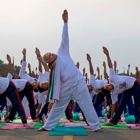 Indiens Premierminister Narendra Modi übt Yoga mit zahlreichen weiteren Menschen