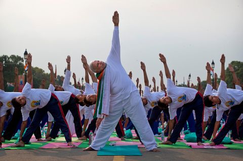 Indiens Premierminister Narendra Modi übt Yoga mit zahlreichen weiteren Menschen