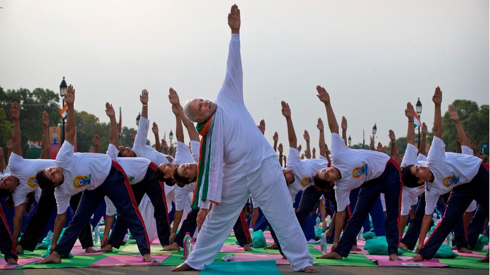 Indiens Premierminister Narendra Modi übt Yoga mit zahlreichen weiteren Menschen
