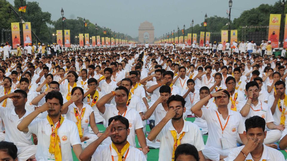 India's Prime Minister Narendra Mod Thousands of Indians practice yoga together in Delhi