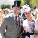 Zara und Mike Tindall ließen sich den Auftakt zur royalen Rennwoche ebenfalls nicht entgehen. Er kam stilecht im Dreiteiler und mit Zylinder, sie trug Batikkleid und einen Hut mit bunten Bommeln. Die Tochter von Prinzessin Anne ist wie ihre Mutter eine international erfolgreiche Vielseitigkeitsreiterin.