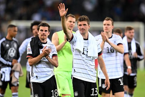 Deutsche Nationalspieler auf der Ehrenrunde nach dem 5:2 gegen Italien in der Nations League