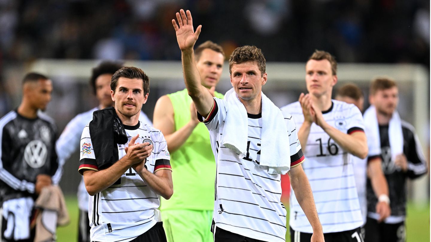 Deutsche Nationalspieler auf der Ehrenrunde nach dem 5:2 gegen Italien in der Nations League