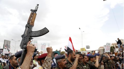 Weniger Frieden auf der Welt: Ein Mann im Jemen reckt ein Sturmgewehr in die Luft