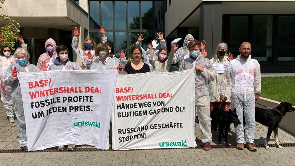 Aktivisten protestieren gegen russische Erdgas- und Öllieferungen Aktivisten protestieren gegen russische Erdgas- und Öllieferungen