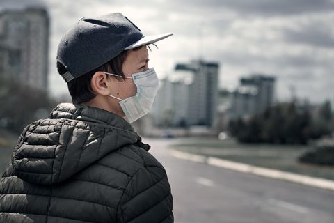 Jugendlicher trägt Maske in der Pandemie