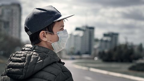 Jugendlicher trägt Maske in der Pandemie