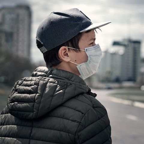 Jugendlicher trägt Maske in der Pandemie