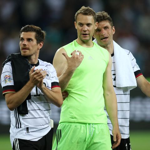Auf Manuel Neuer (M.) und Thomas Müller (r.) setzt Bundestrainer Flick für die WM, Jonas Hofmann (l.) spielt dagegen noch keine zentrale Rolle