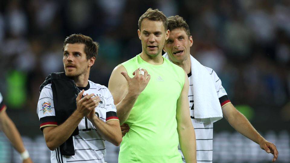 Auf Manuel Neuer (M.) und Thomas Müller (r.) setzt Bundestrainer Flick für die WM, Jonas Hofmann (l.) spielt dagegen noch keine zentrale Rolle