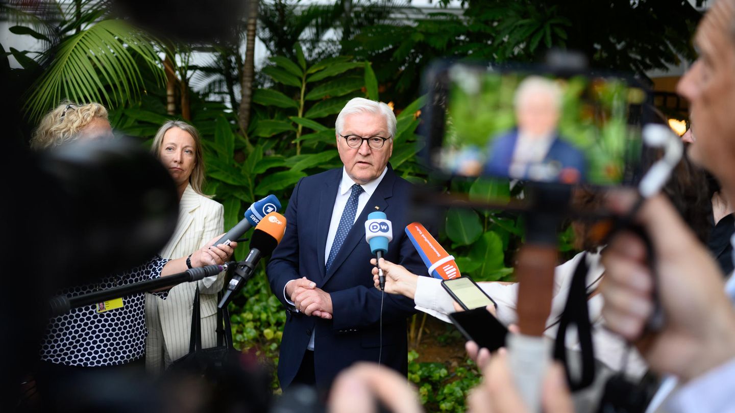 Bundespräsident Frank-Walter Steinmeier bei einem Pressestatement in Singapur Bundespräsident Frank-Walter Steinmeier bei einem Pressestatement in Singapur