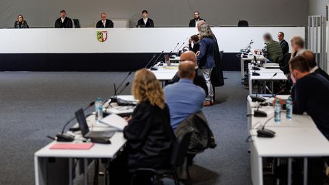 Fielmann-Prozess: Richter, Anwälte und Prozessbeteiligte sitzen in einem Gerichtssaal im Landgericht Kiel