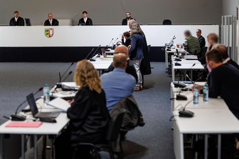Fielmann-Prozess: Richter, Anwälte und Prozessbeteiligte sitzen in einem Gerichtssaal im Landgericht Kiel