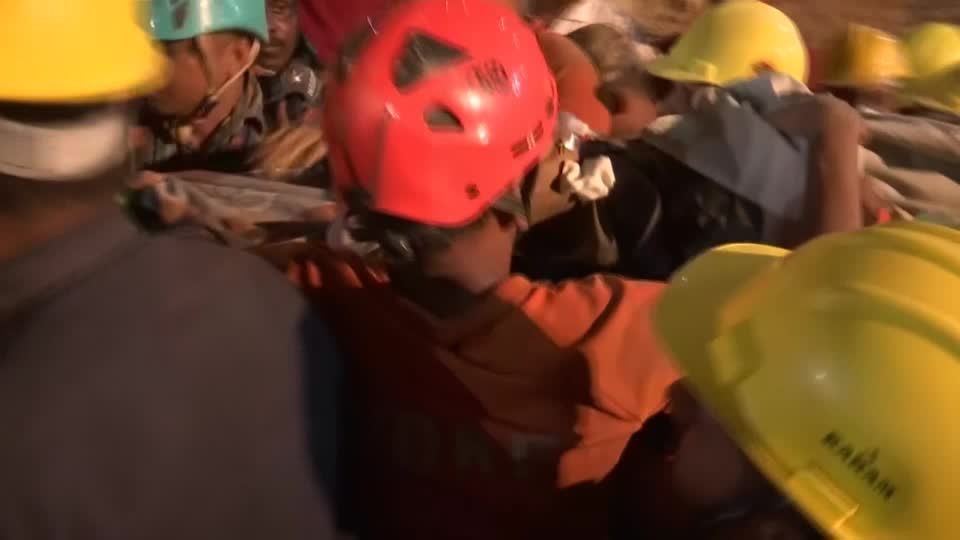 Video: Kleiner Junge nach 100 Stunden aus Brunnenschacht gerettet Video: Kleiner Junge nach 100 Stunden aus Brunnenschacht gerettet