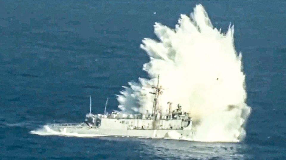 Faktencheck: Zeigt dieses Video wirklich den Untergang eines russischen Kriegsschiffes? Faktencheck: Zeigt dieses Video wirklich den Untergang eines russischen Kriegsschiffes?