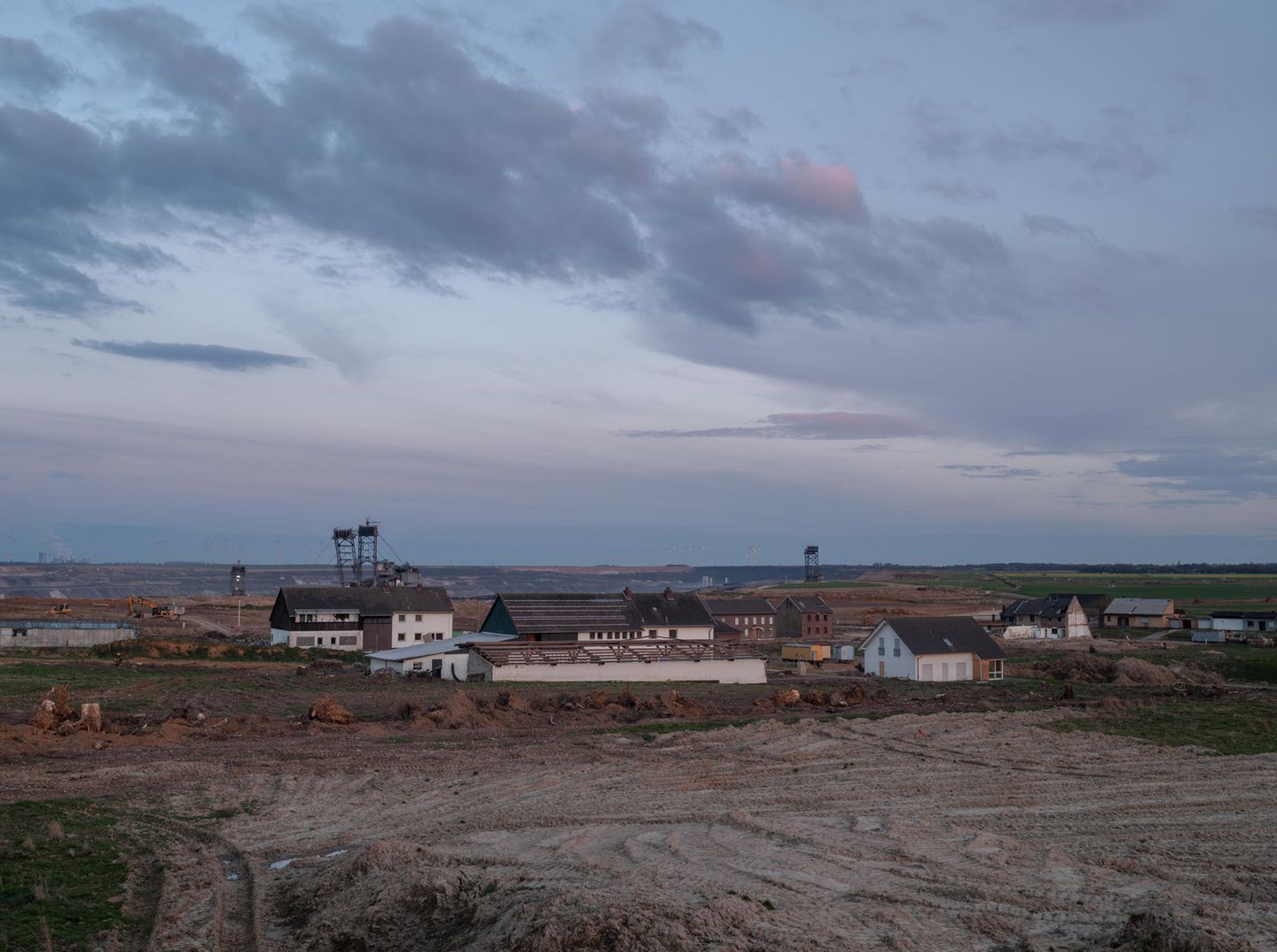Ein Ort verblast: Blick auf die letzten Häuser von Borschemich. Die direkten Nachbarorte Holz, Otzenrath und Spenrath sind längst verschwunden