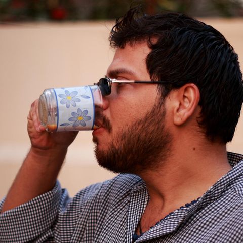 Ein Mann in Pakistan trinkt Tee
