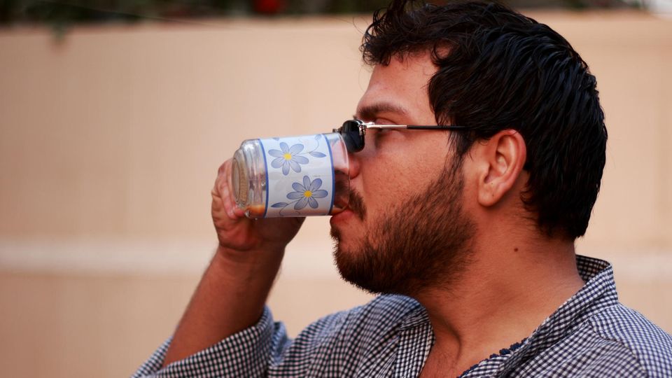 Ein Mann in Pakistan trinkt Tee
