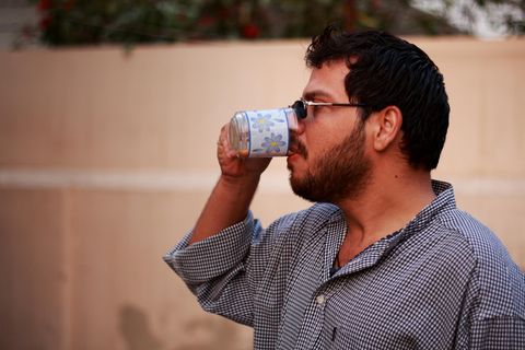 Ein Mann in Pakistan trinkt Tee